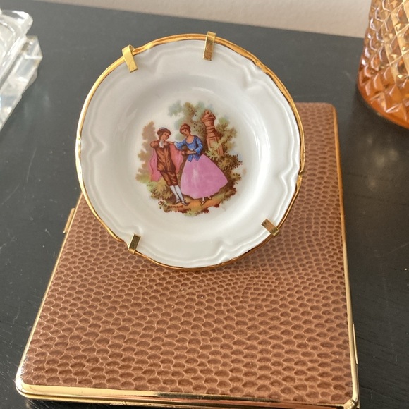 Classic Live Story Miniature on Stand - Picture 6 of 8